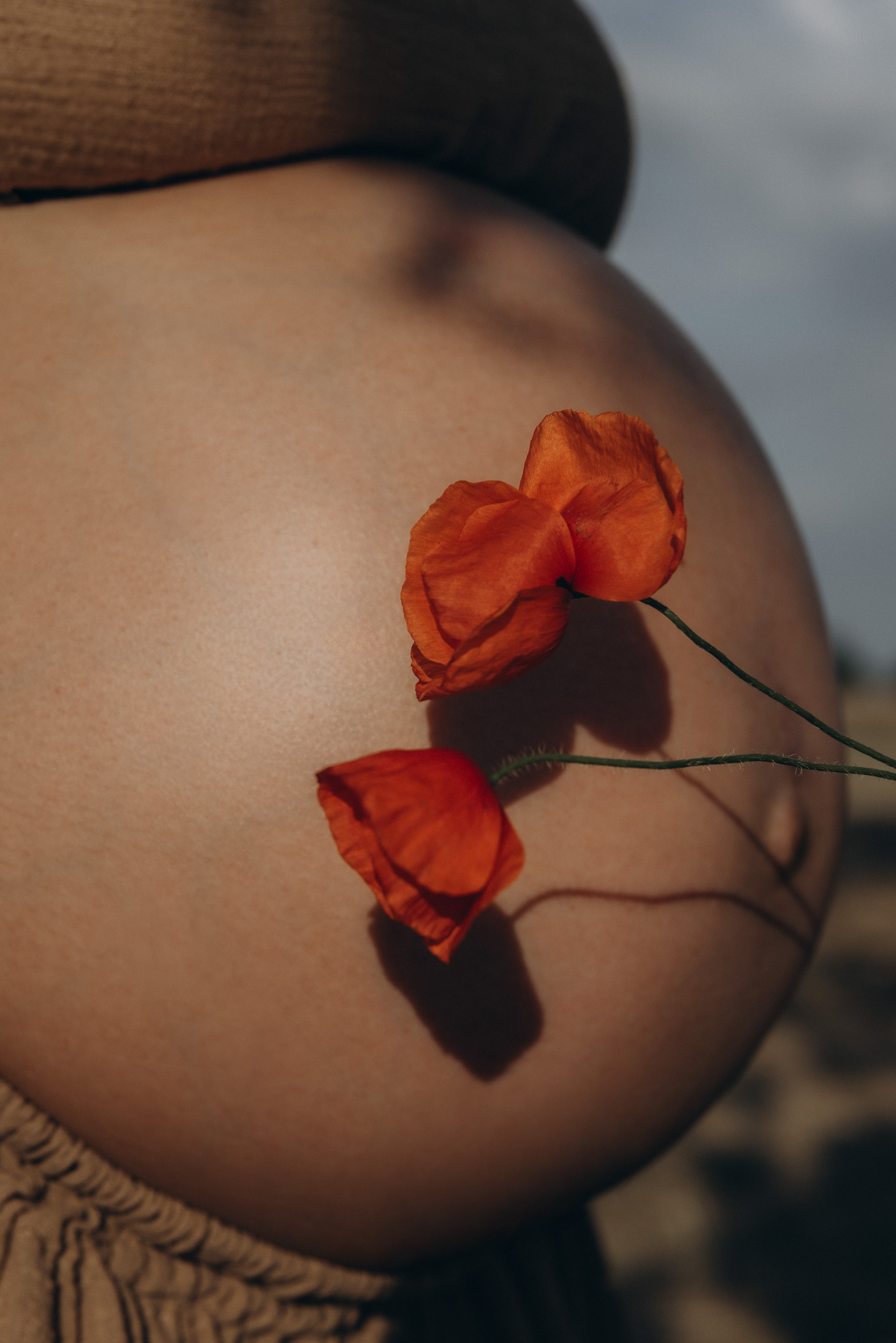 Babybauch Fotografie in Wetzlar und Gießen mit natürlichem Schwangerschaftsfoto