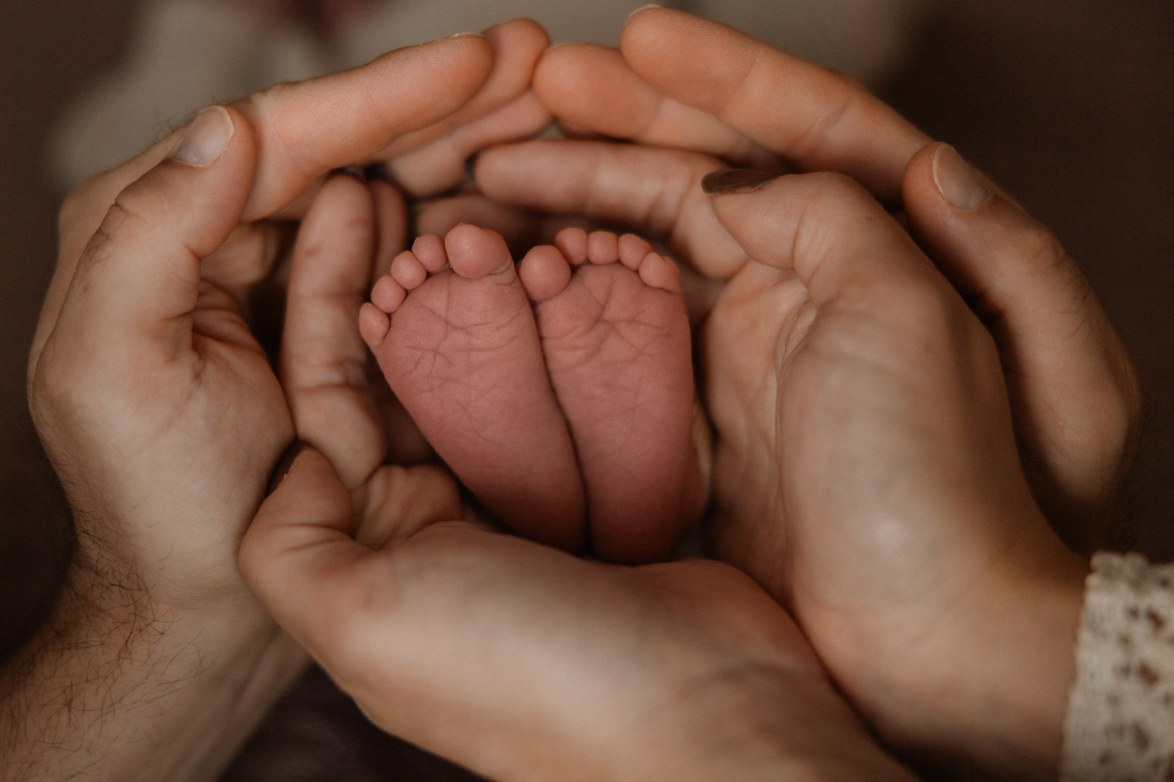 Detailaufnahme kleiner Babyfüße bei einem Newborn Shooting
