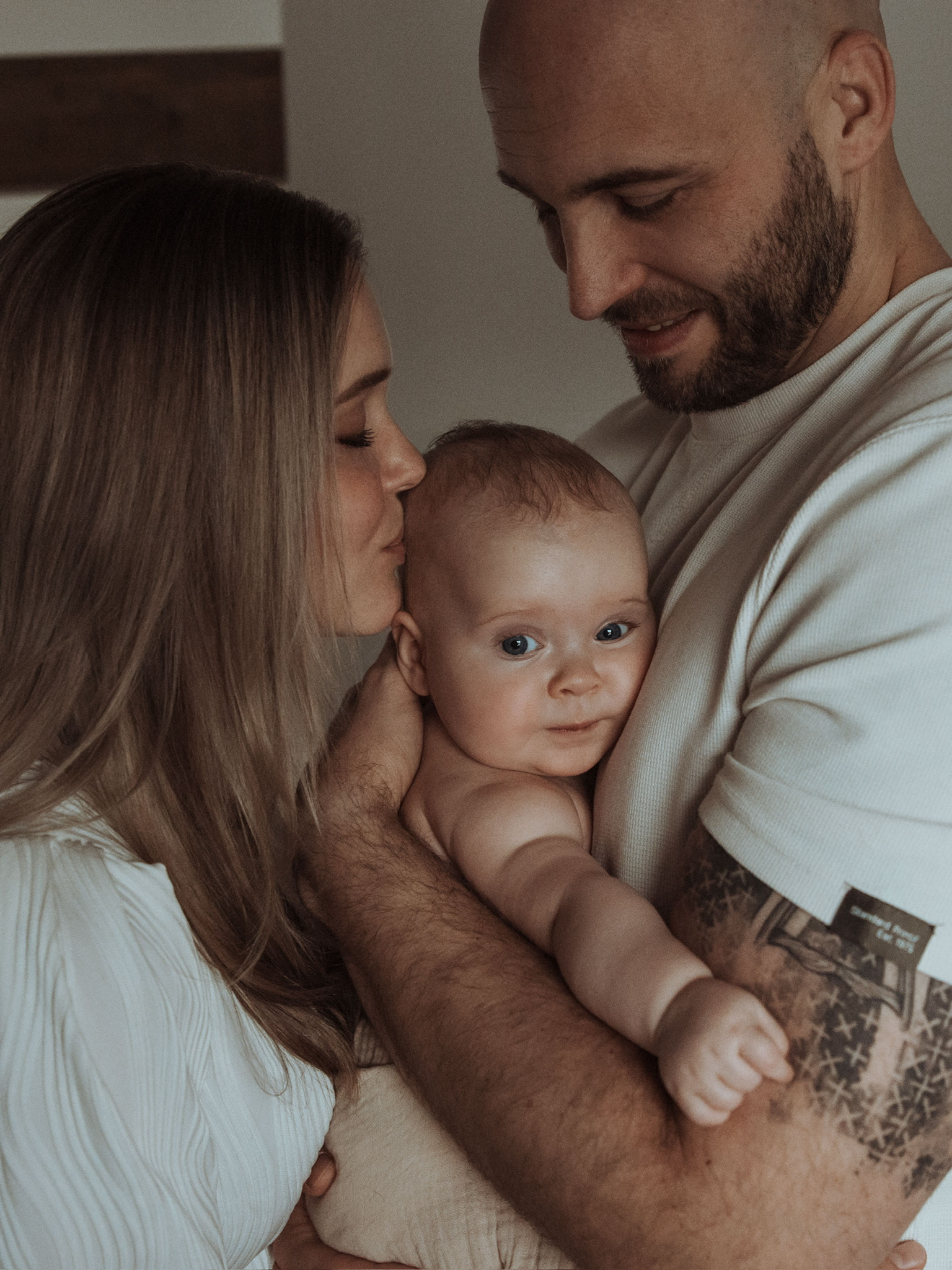 Eltern mit Neugeborenem bei einem natürlichen Newborn Shooting